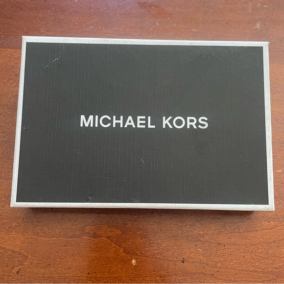 Michael Kors credit card holder and keychain box set ✨ New in box ✨ - Picture 3 of 4